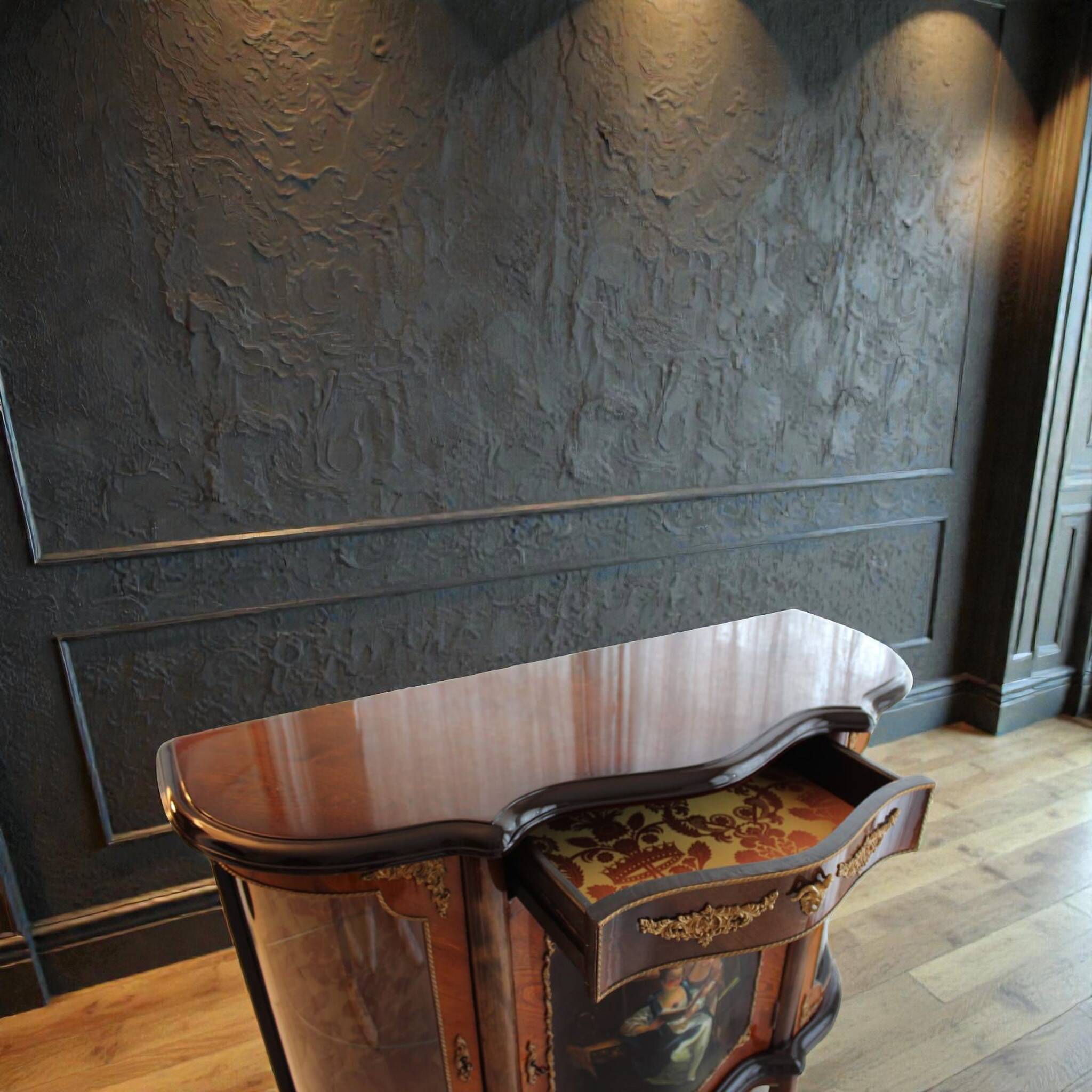 Buffet Louis XV – Peinture centrale et marqueterie bronze