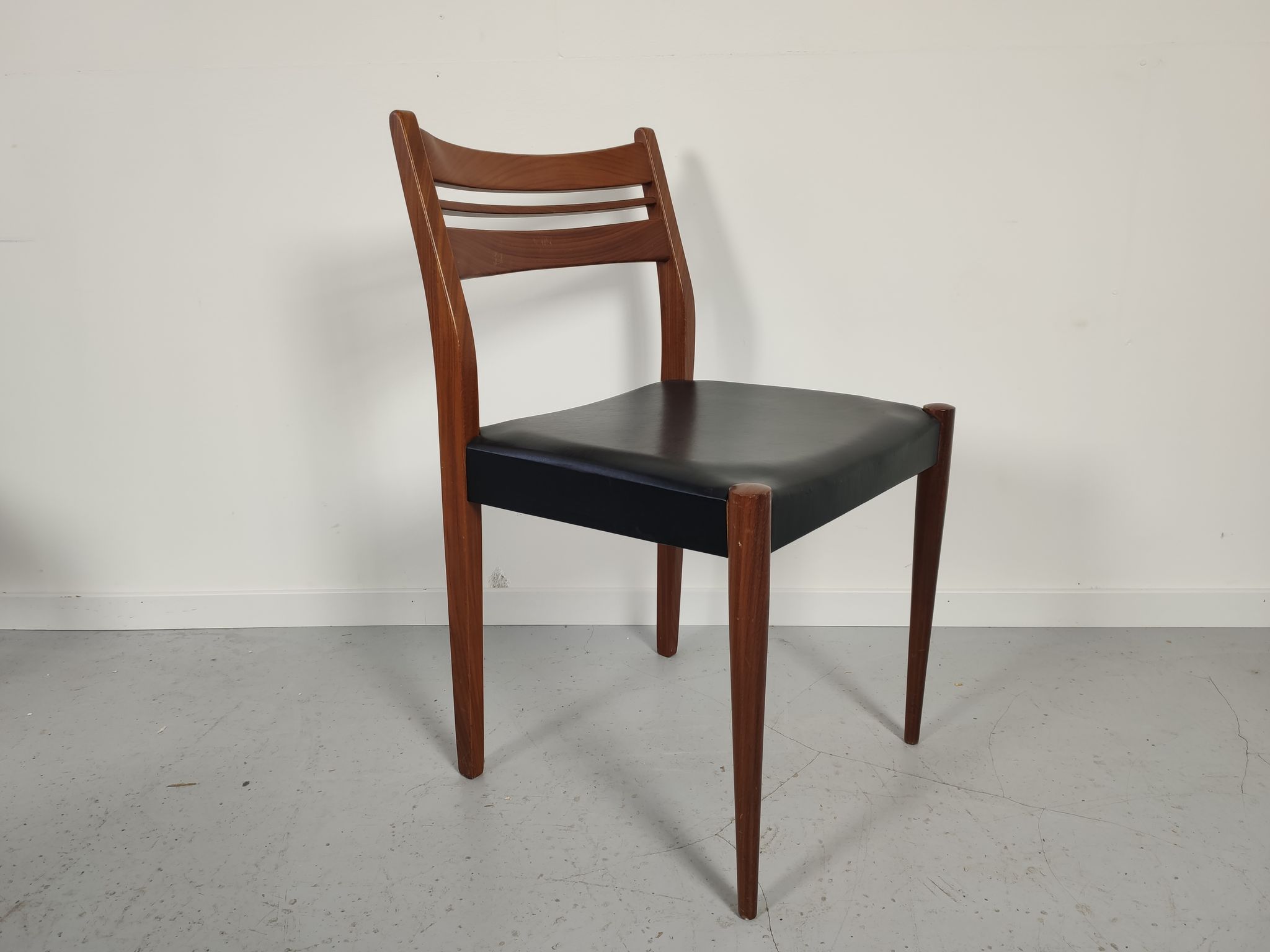Lot of 6 vintage skai Scandinavian chairs 60s/70s