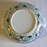 Soup tureen / dish with lid in Chinese porcelain, floral decorations.