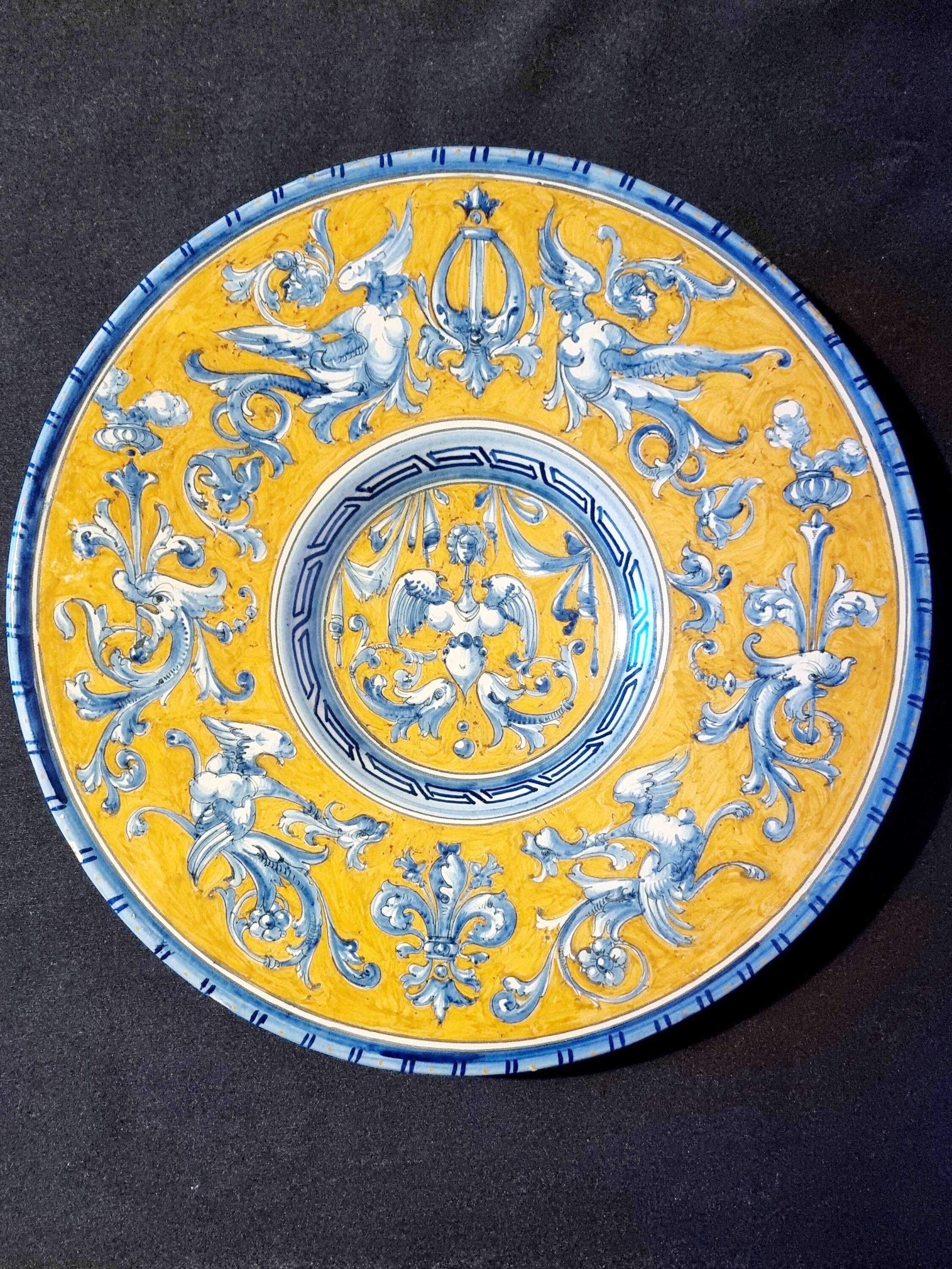 Large grotesque plate (Urbino/Castelli style), made in Italy, pei