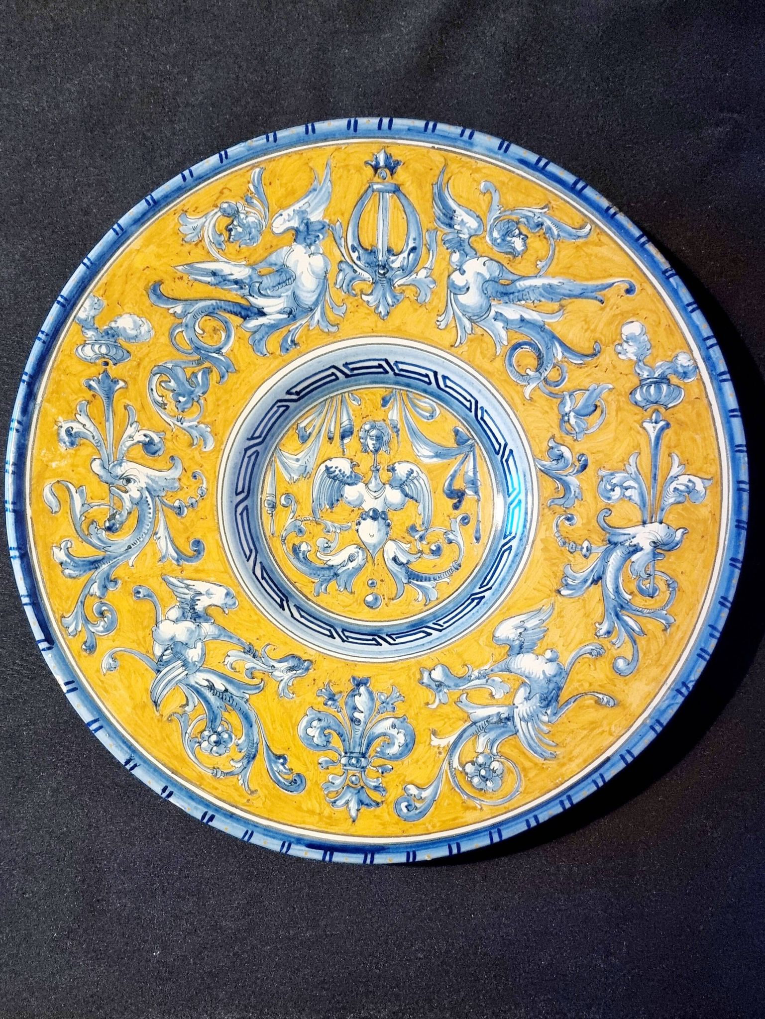 Large grotesque plate (Urbino/Castelli style), made in Italy, pei