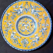Large grotesque plate (Urbino/Castelli style), made in Italy, pei