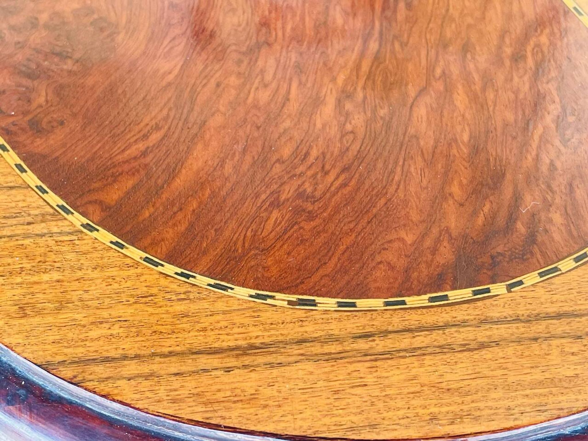 Commode style Louis XV en loupe d'orme et noyer