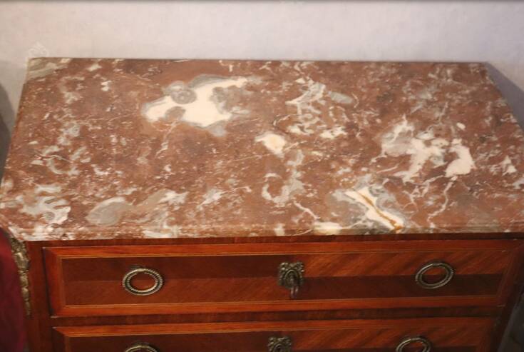 Commode sauteuse ne bois de placage