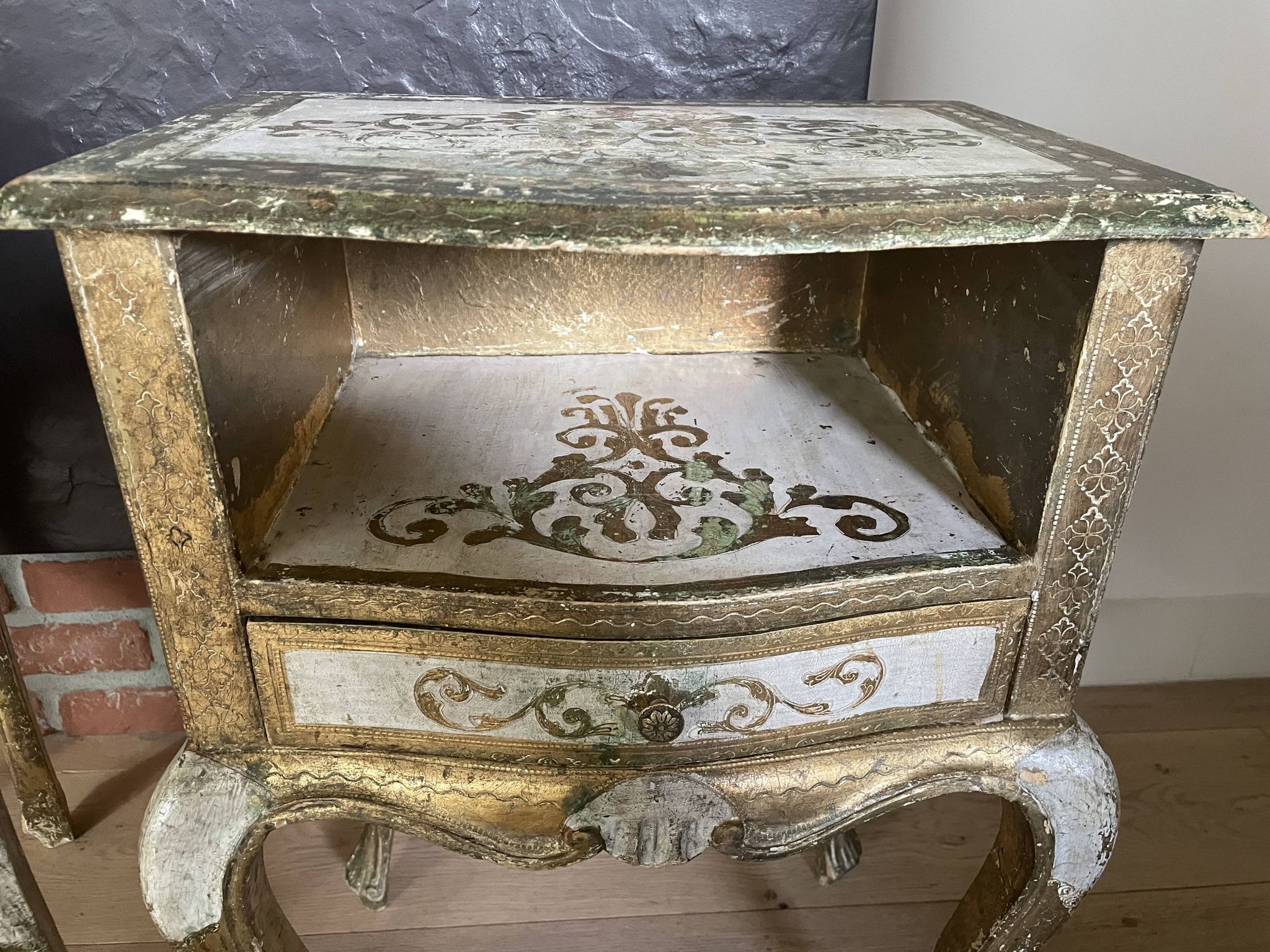 Bedside pair, 3 drawers, 1 drawer and a niche, painted golden wood, italian renaissance style