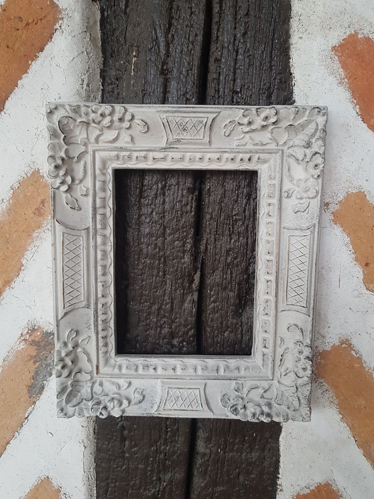 Linen patinated molded frame