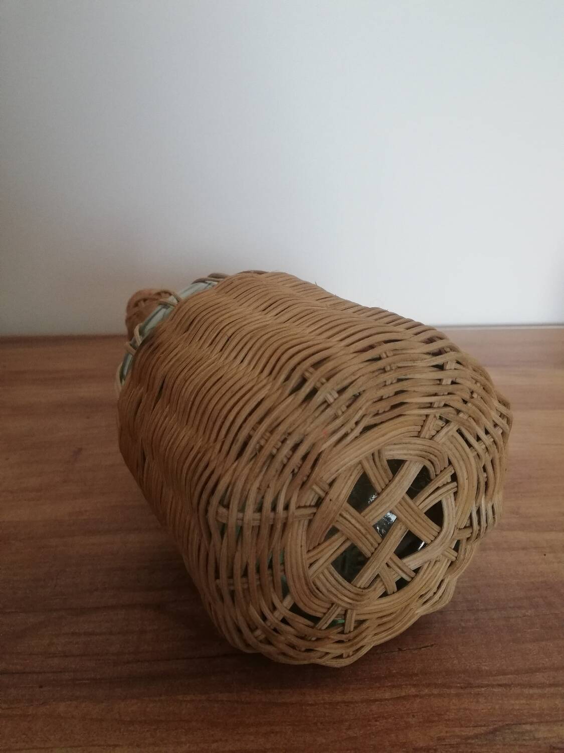 Bouteille habillée d'osier tressé