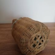 Bouteille habillée d'osier tressé