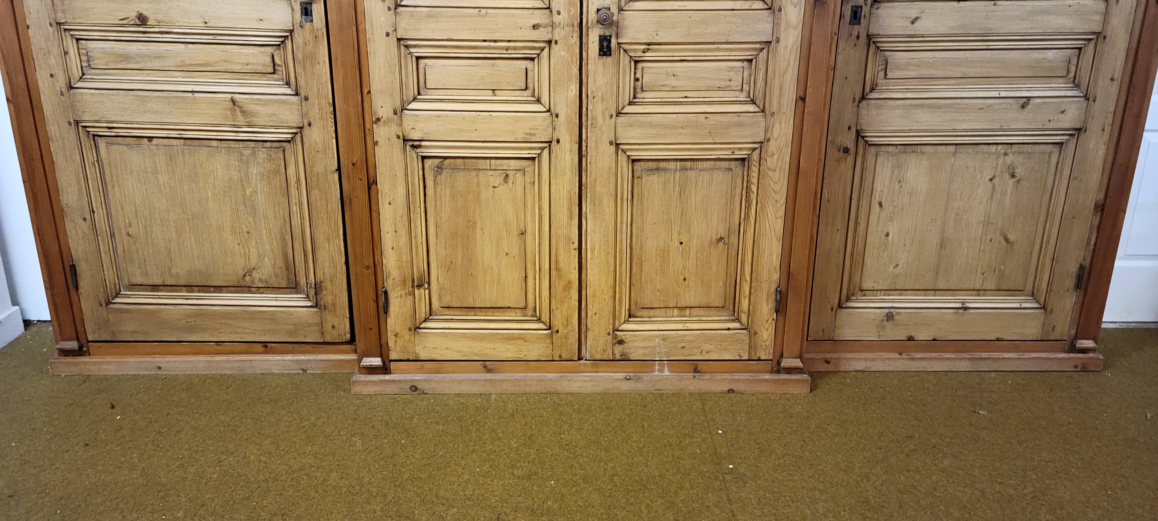 Monumental library of pine wood, from the 19th century.