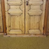 Monumental library of pine wood, from the 19th century.