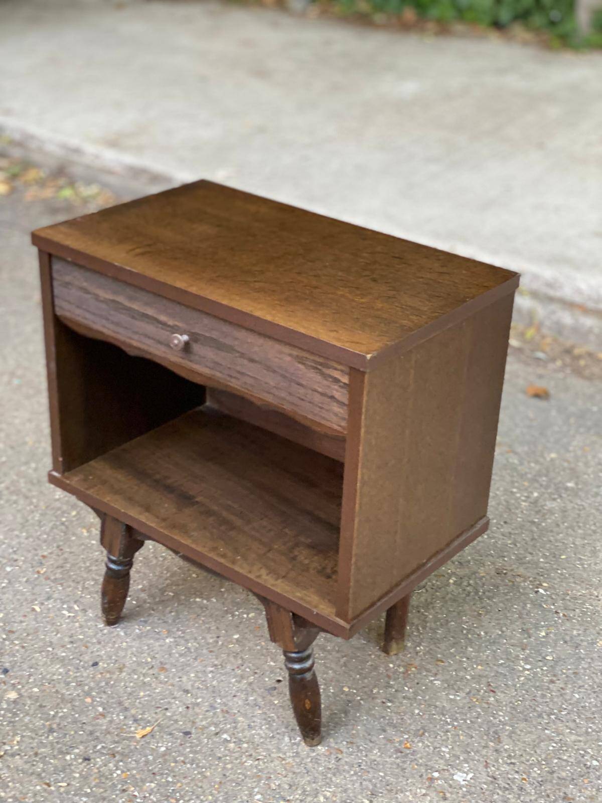 Table de chevet espagnole ou basque en bois