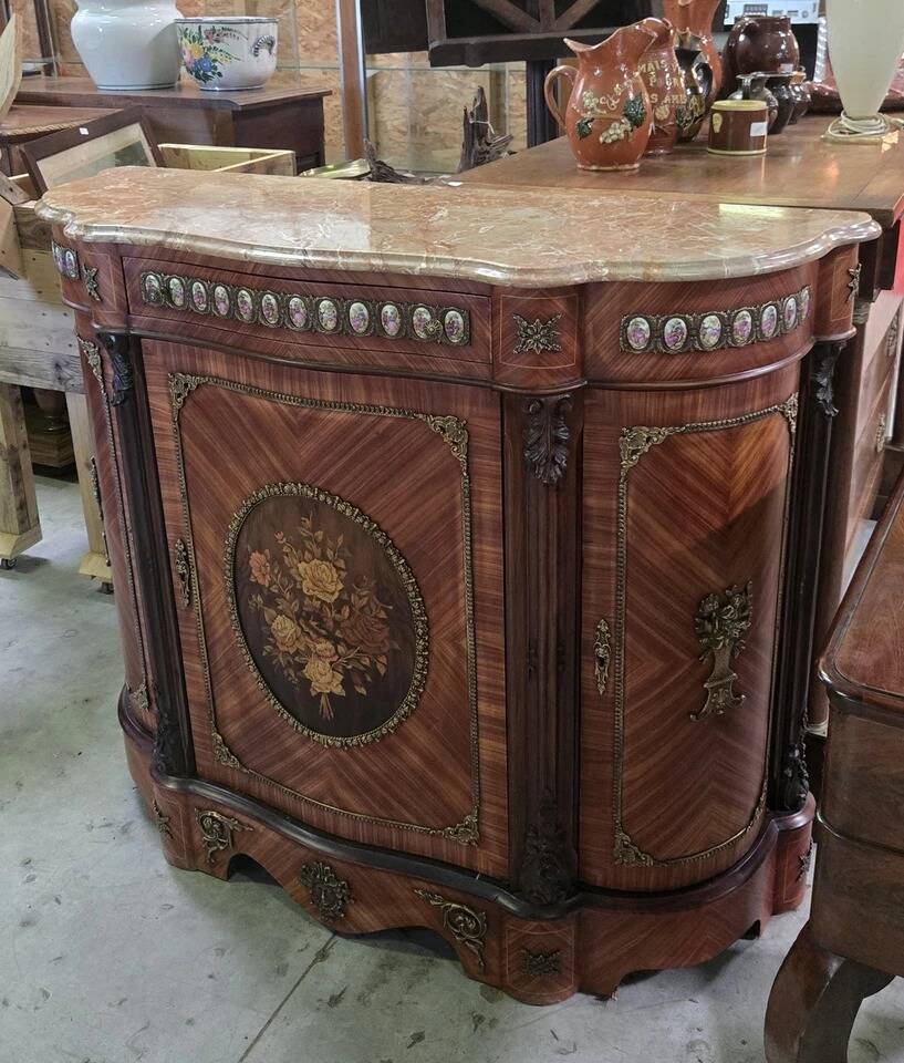Meuble d’appui de style Napoléon III " Boulle" orné de médaillons