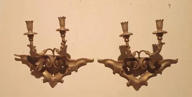 Paire de appliques murales antiques en bois doré du 19ème siècle.