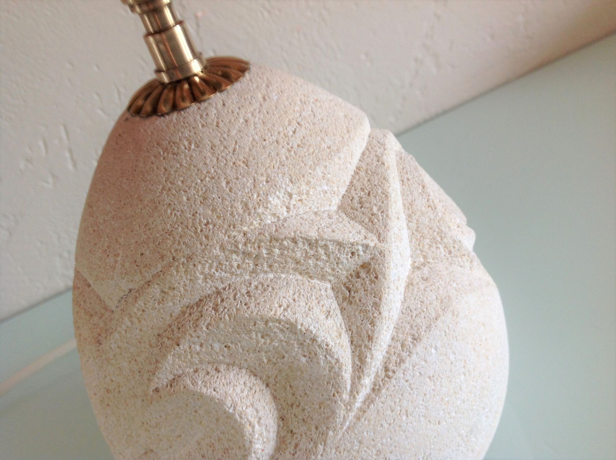 Ovoid lamp in carved stone and printed lampshade / vintage 60-70s