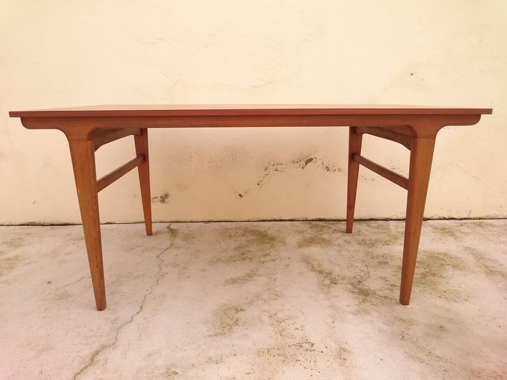 Scandinavian style table with extensions