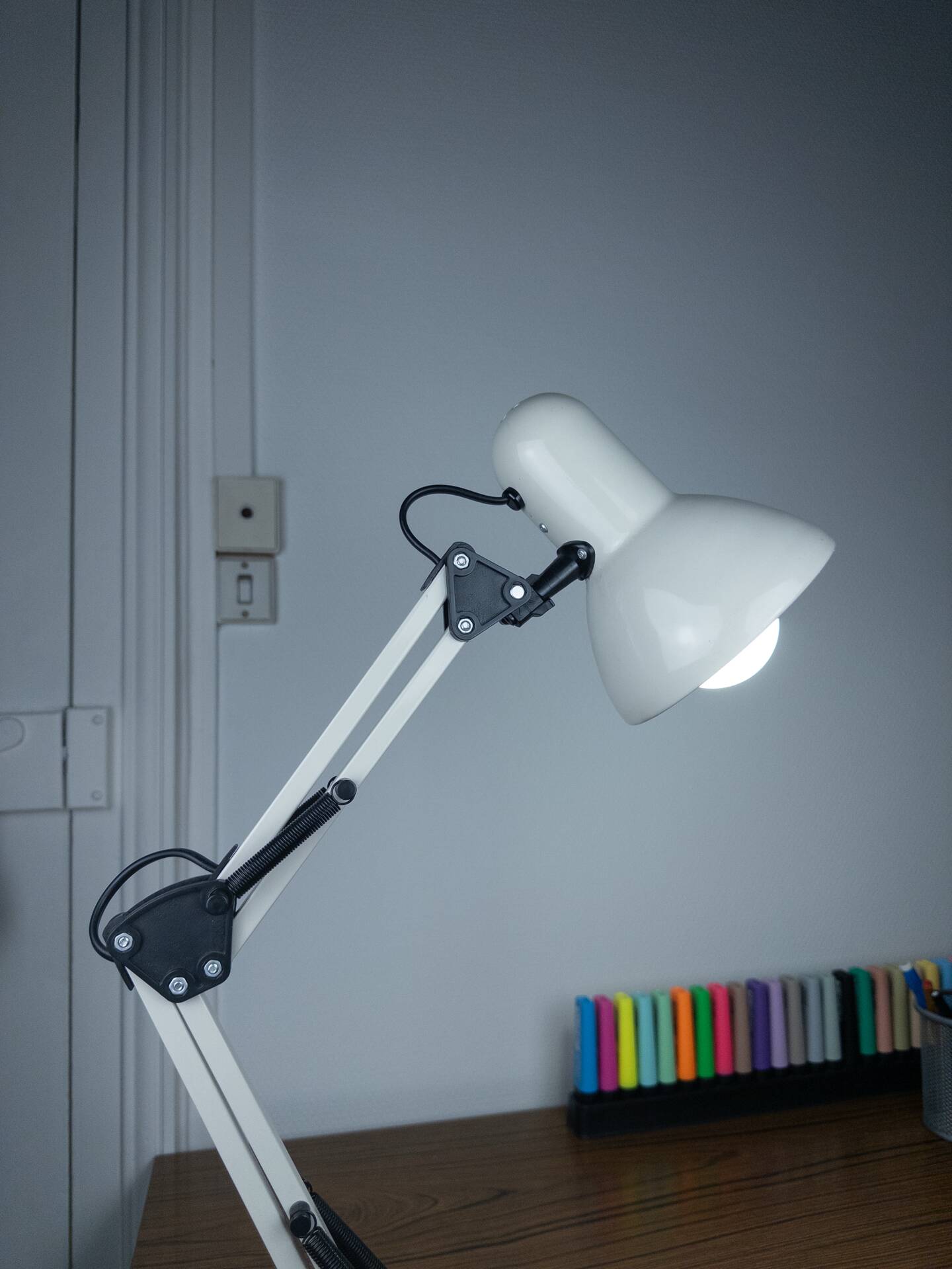 White articulated architect lamp - vintage industrial style