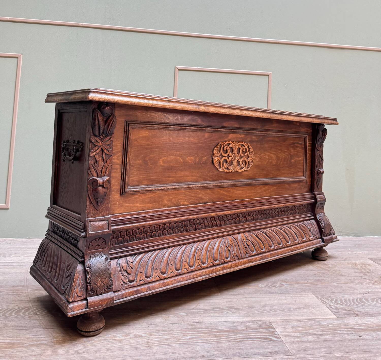 Banc coffre en bois naturel de style Louis XIII