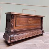 Banc coffre en bois naturel de style Louis XIII