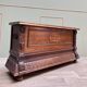 Banc coffre en bois naturel de style Louis XIII