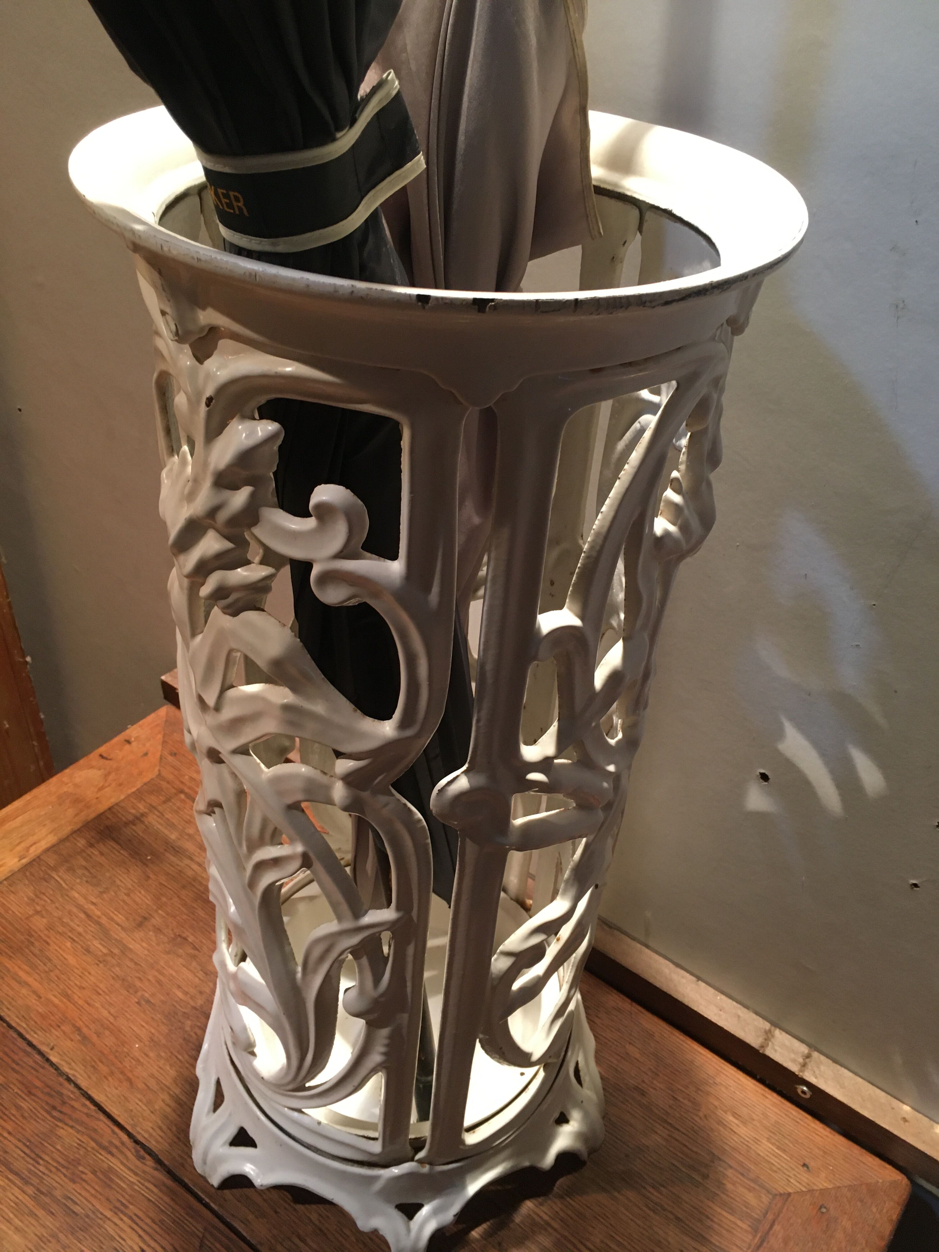 Enamelled cast iron umbrella stand