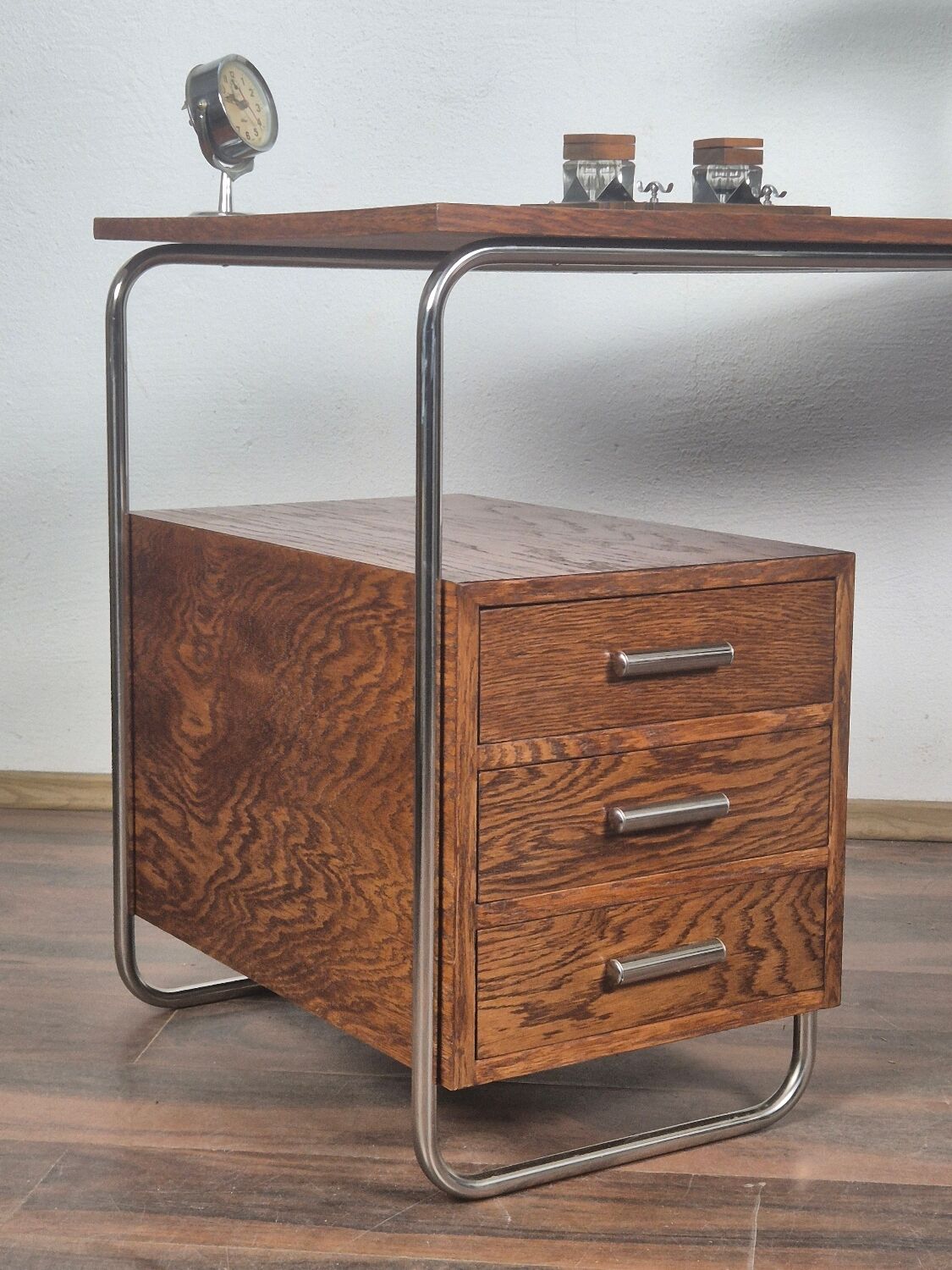 Bureau en noyer style Bauhaus Tchèque 1930s