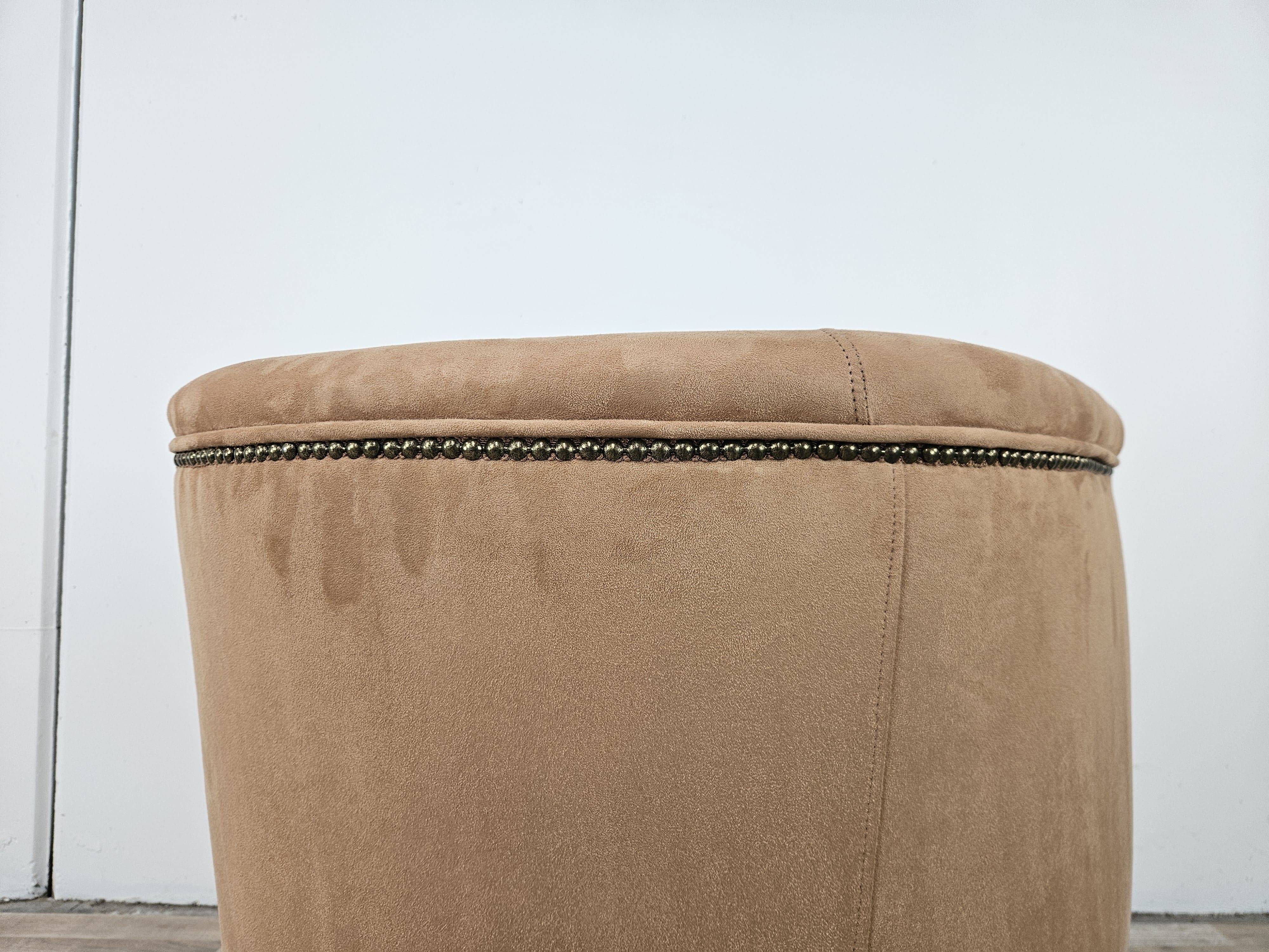1940s Art Decò armchair in walnut and velvet