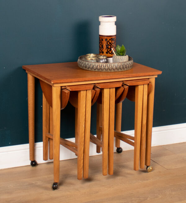 Ensemble de table et deux tabourets en teck des années 1960 par Poul Hundevad