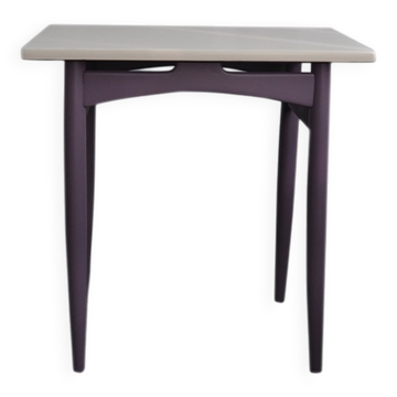 Table d'appoint en bois peint beige et prune de style Thonet, années 1940.