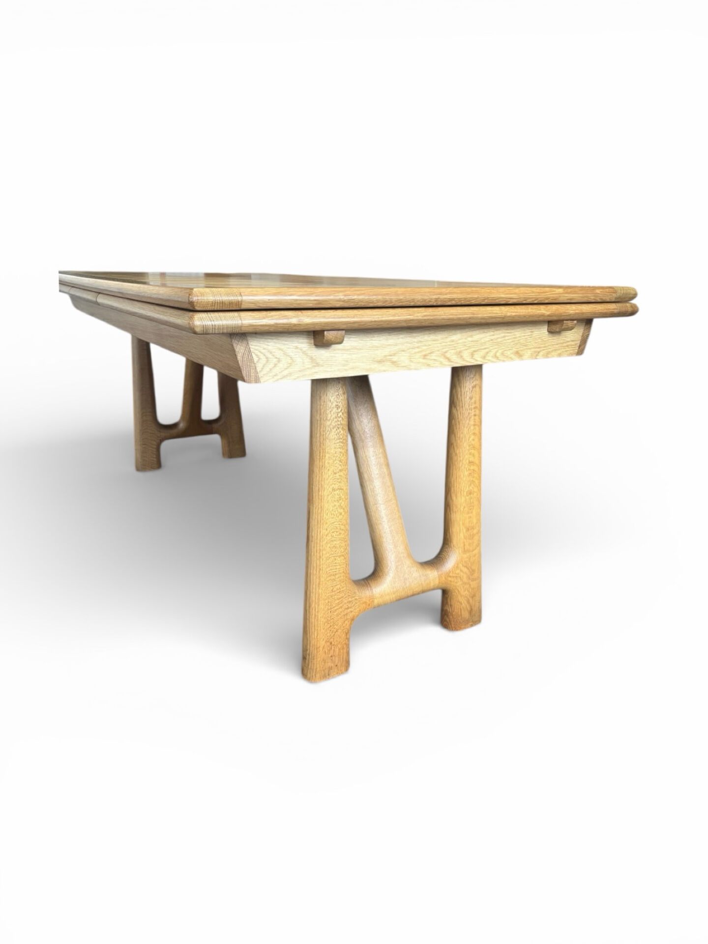 Table à rallonges en chêne par Guillerme & Chambron édition Votre Mais