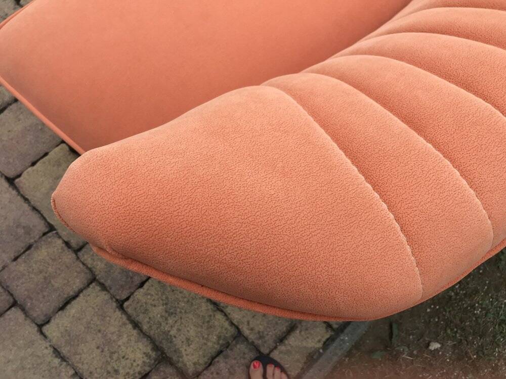 Canapé cocktail mid-century corail en tissu, pieds en hêtre massif — 1950