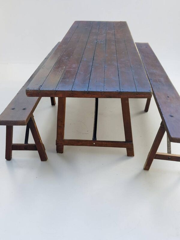 Grande table de brasserie + deux bancs