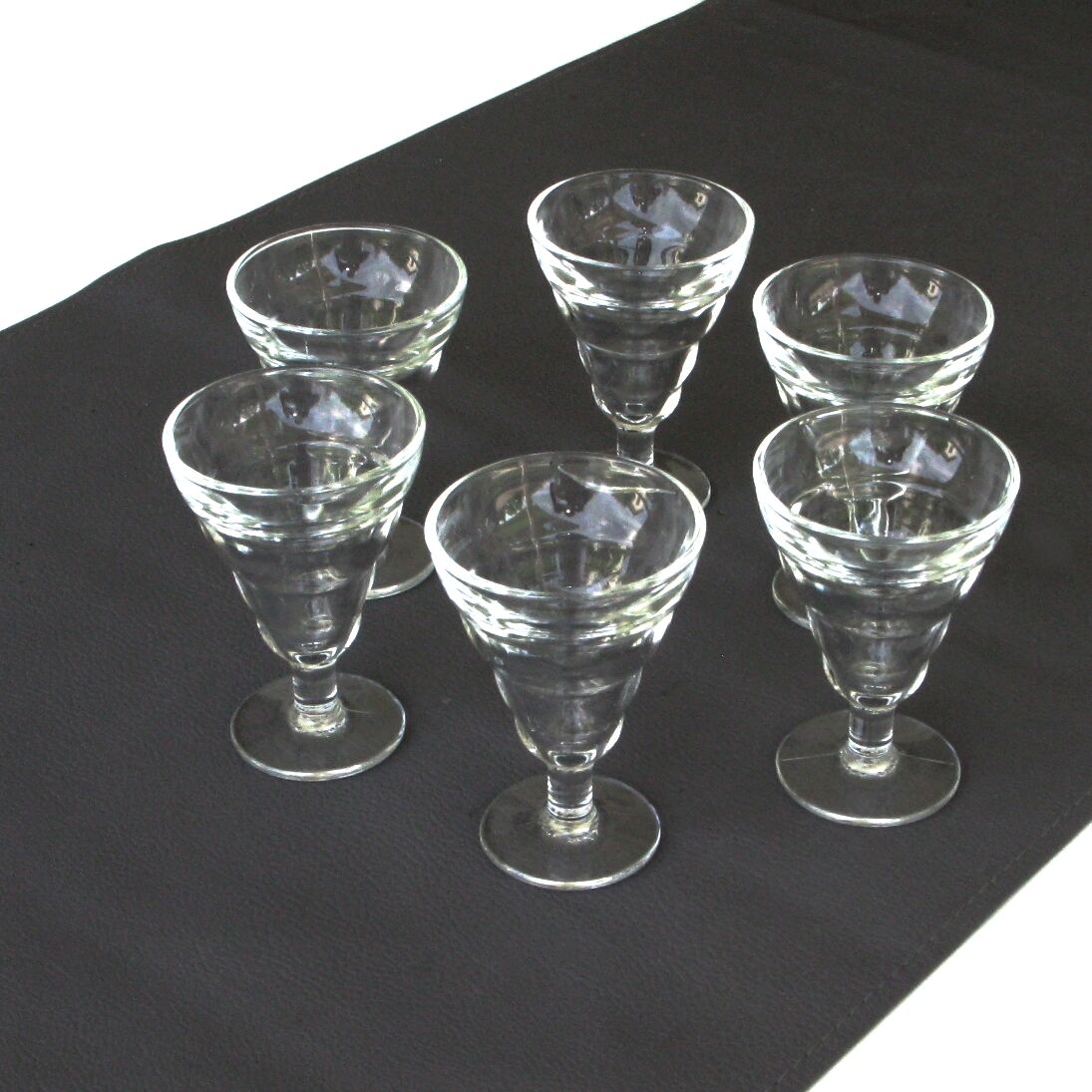 6 old glasses of bistro