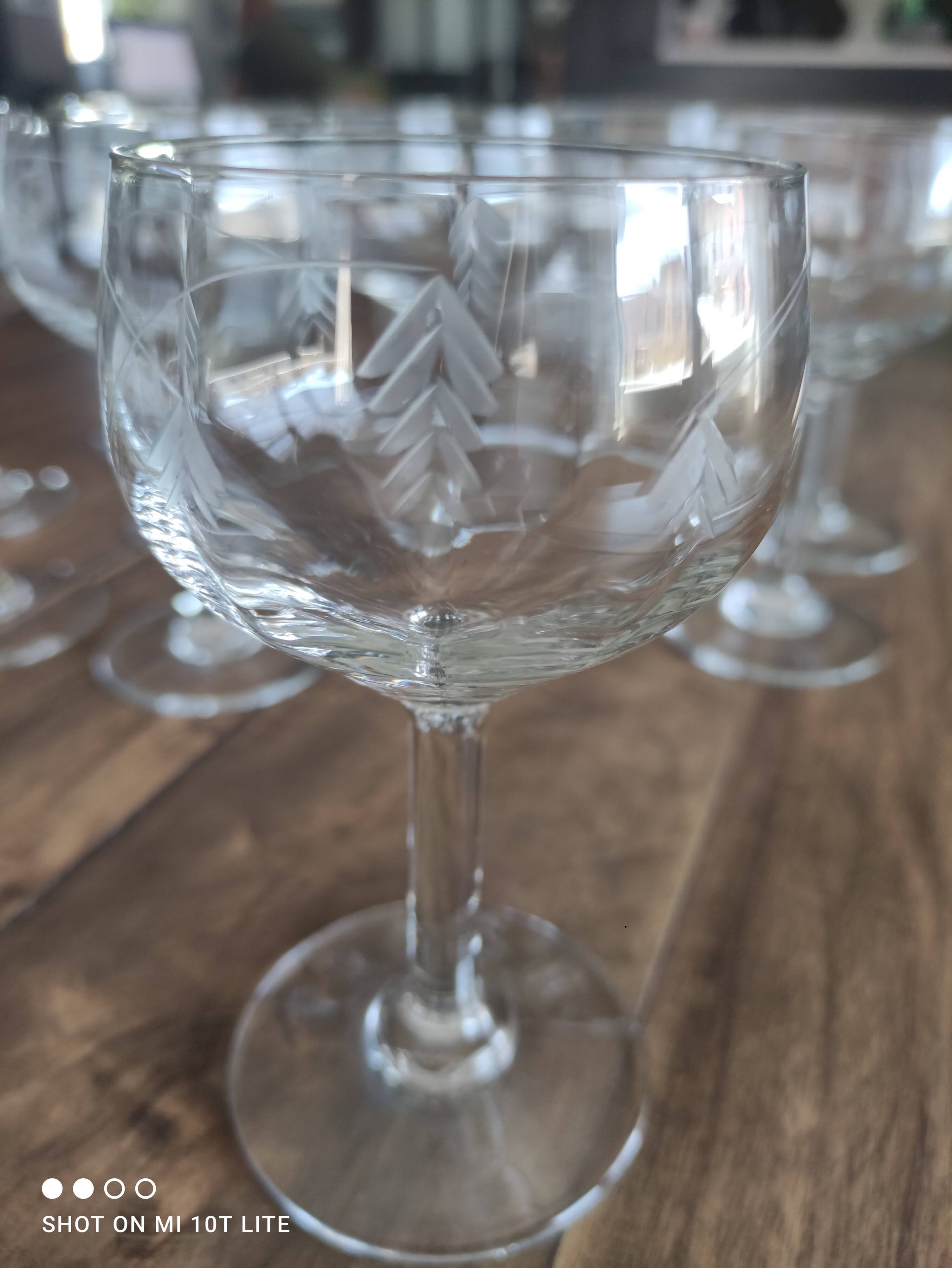 Lot de 11 verres à vin blanc ancien en verre ciselé