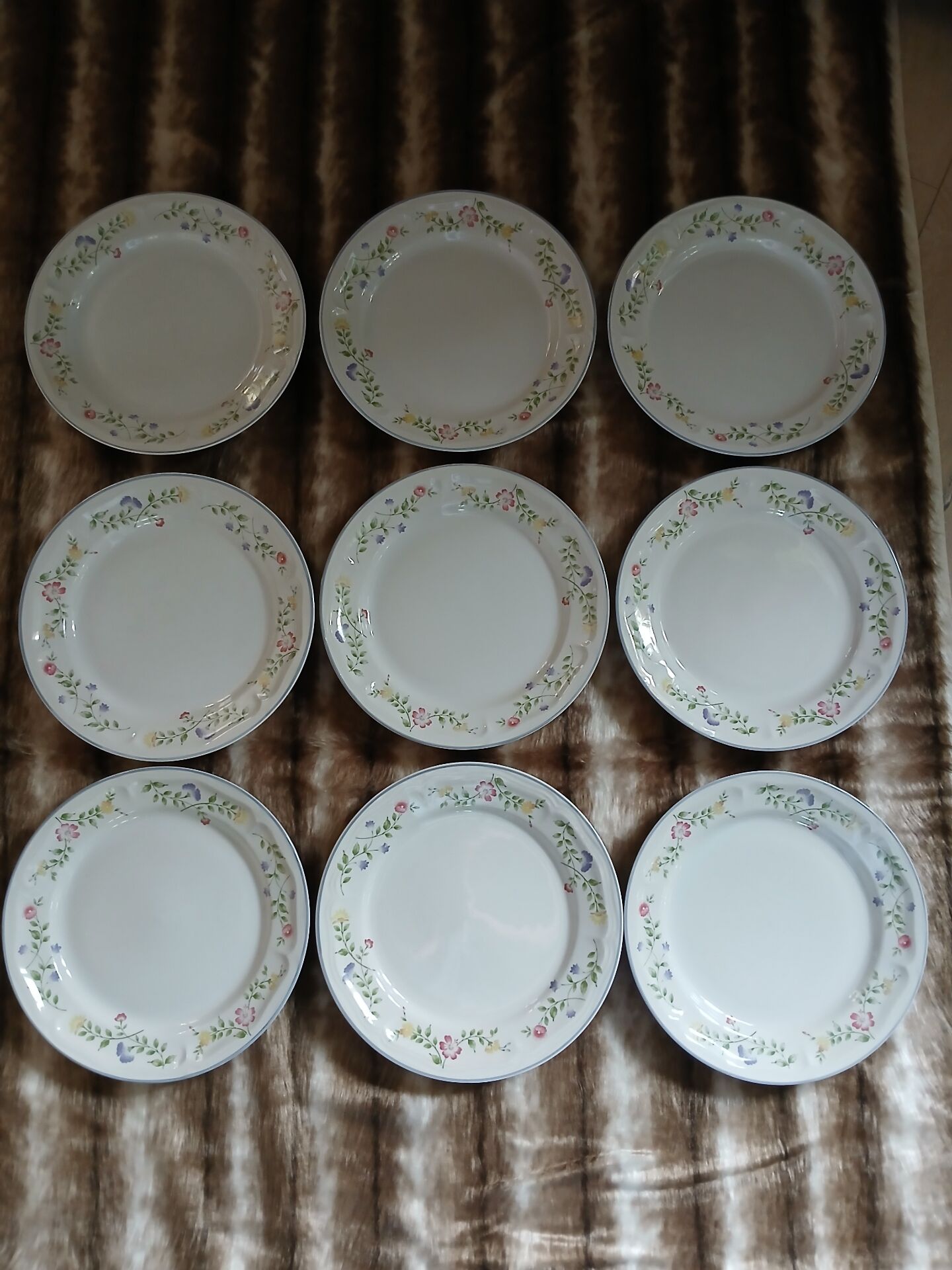 9 dinner plates English Garden