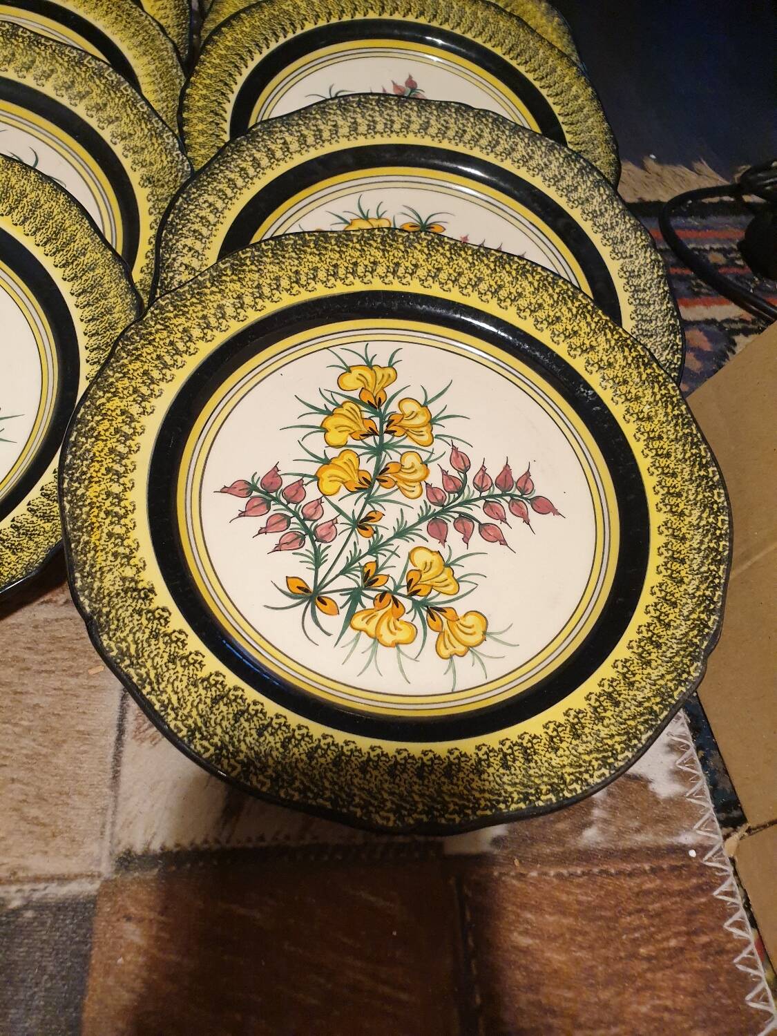 Decorative plate old collection henriot quimper france.decor .les genêts.signed.diameter 25 cm