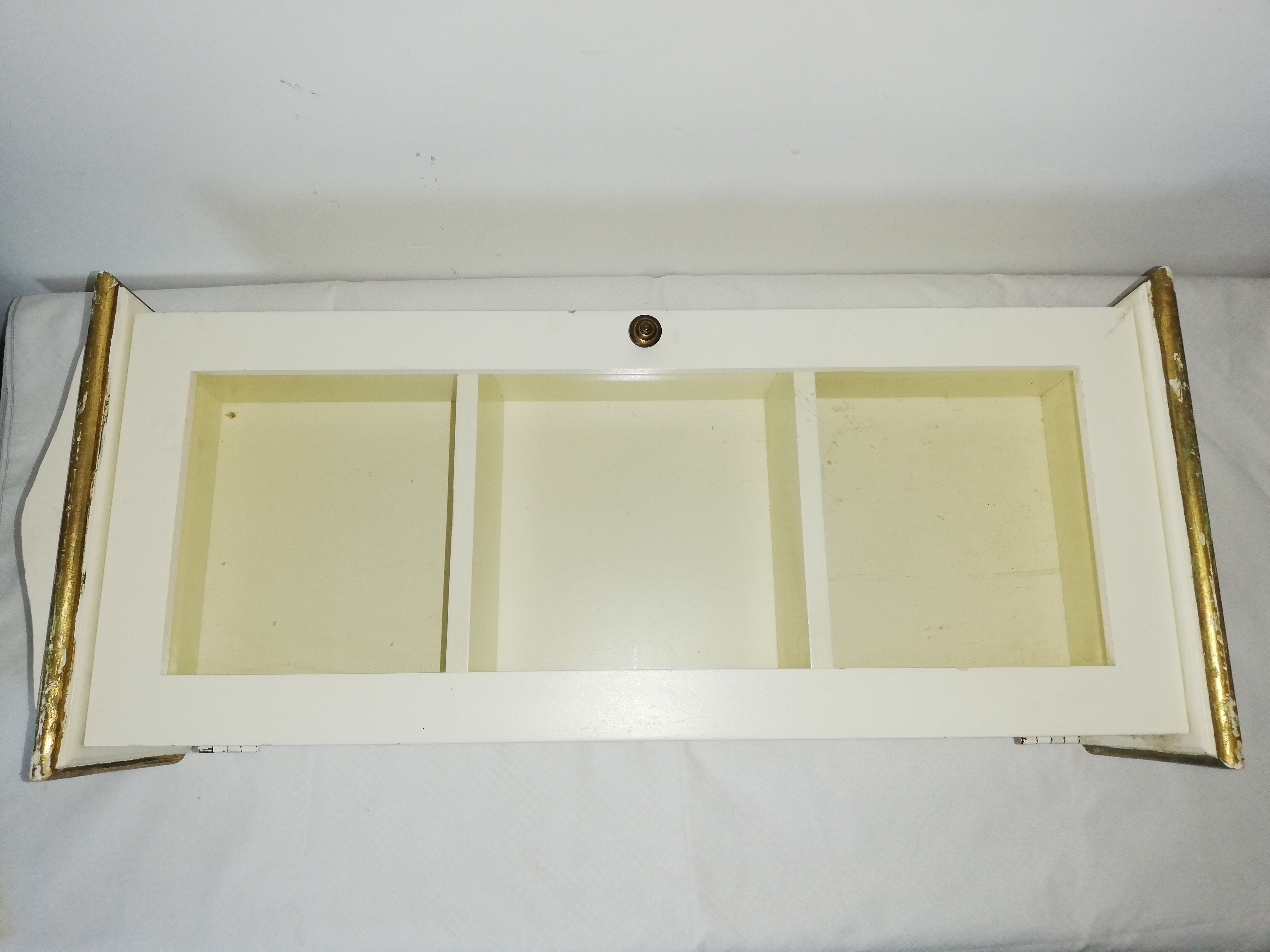 Vitrine en bois peint