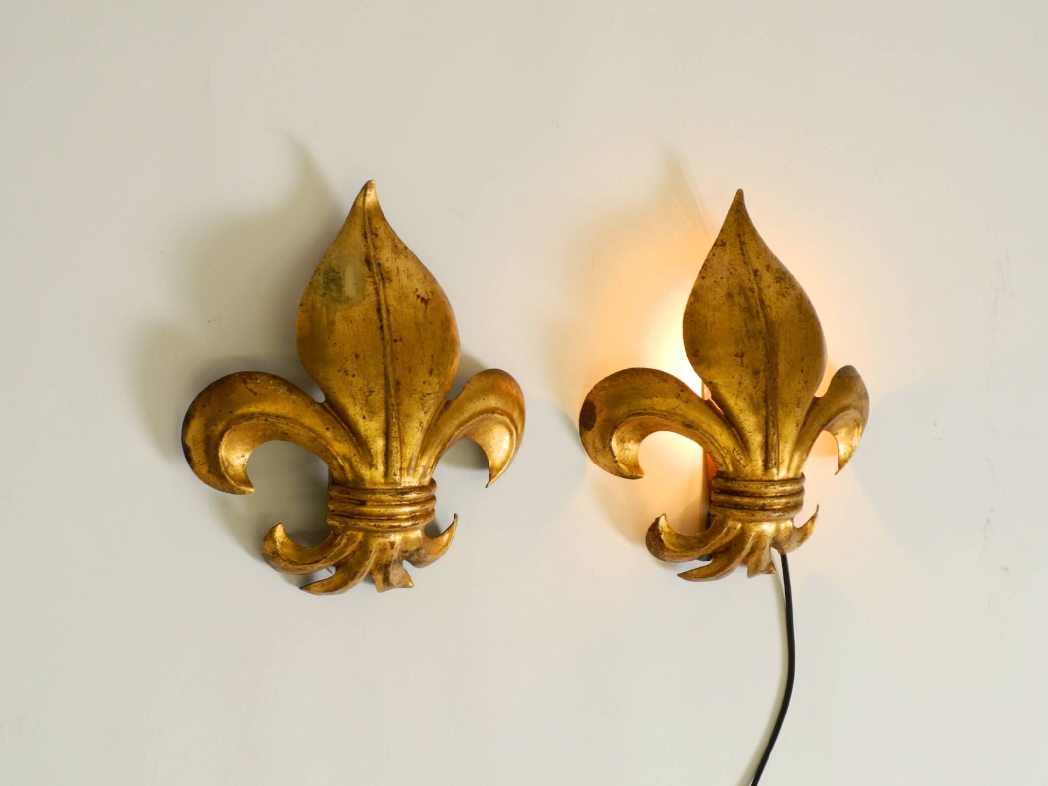 Une paire de grandes appliques murales en métal doré Fleur-de-Lis des années 1970 par Hans Kögl.