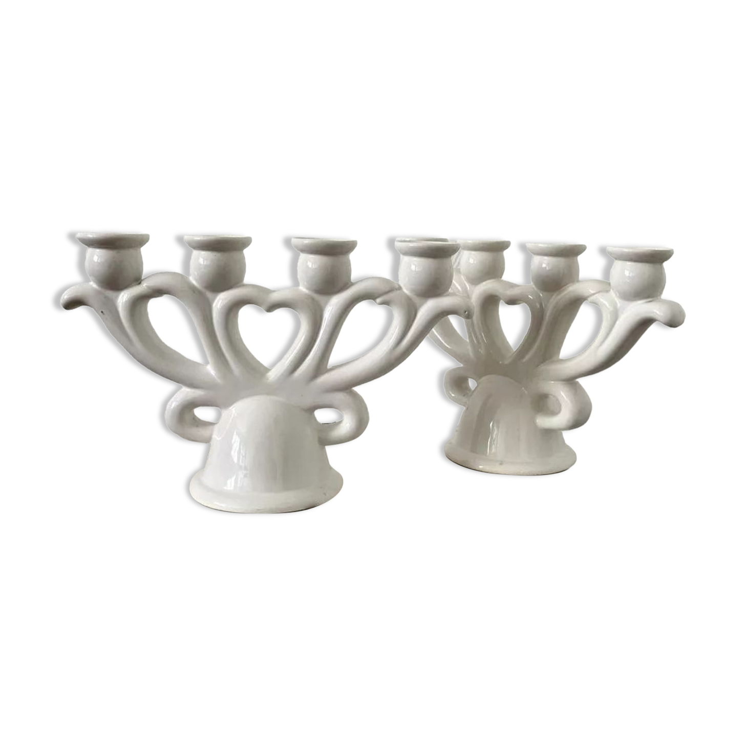 Paire de bougeoirs en porcelaine blanche