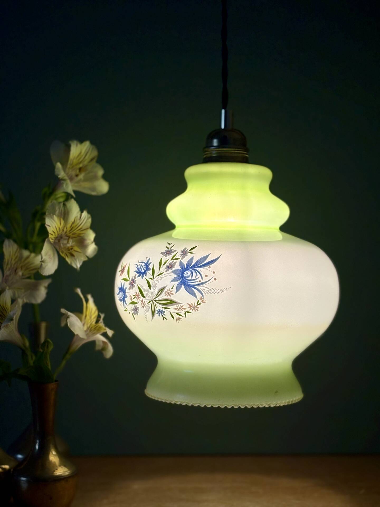 Suspension globe vintage en opaline blanche et verte