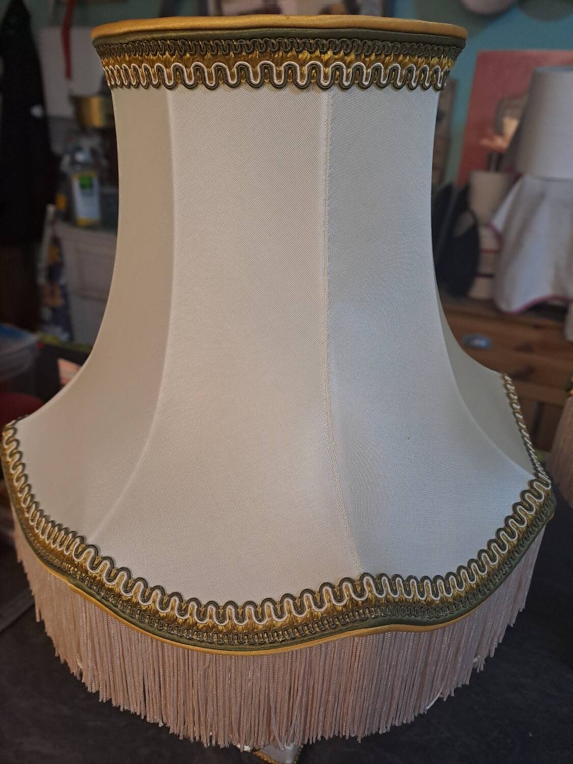2 bedside lamps in white alabaster with lampshades.
