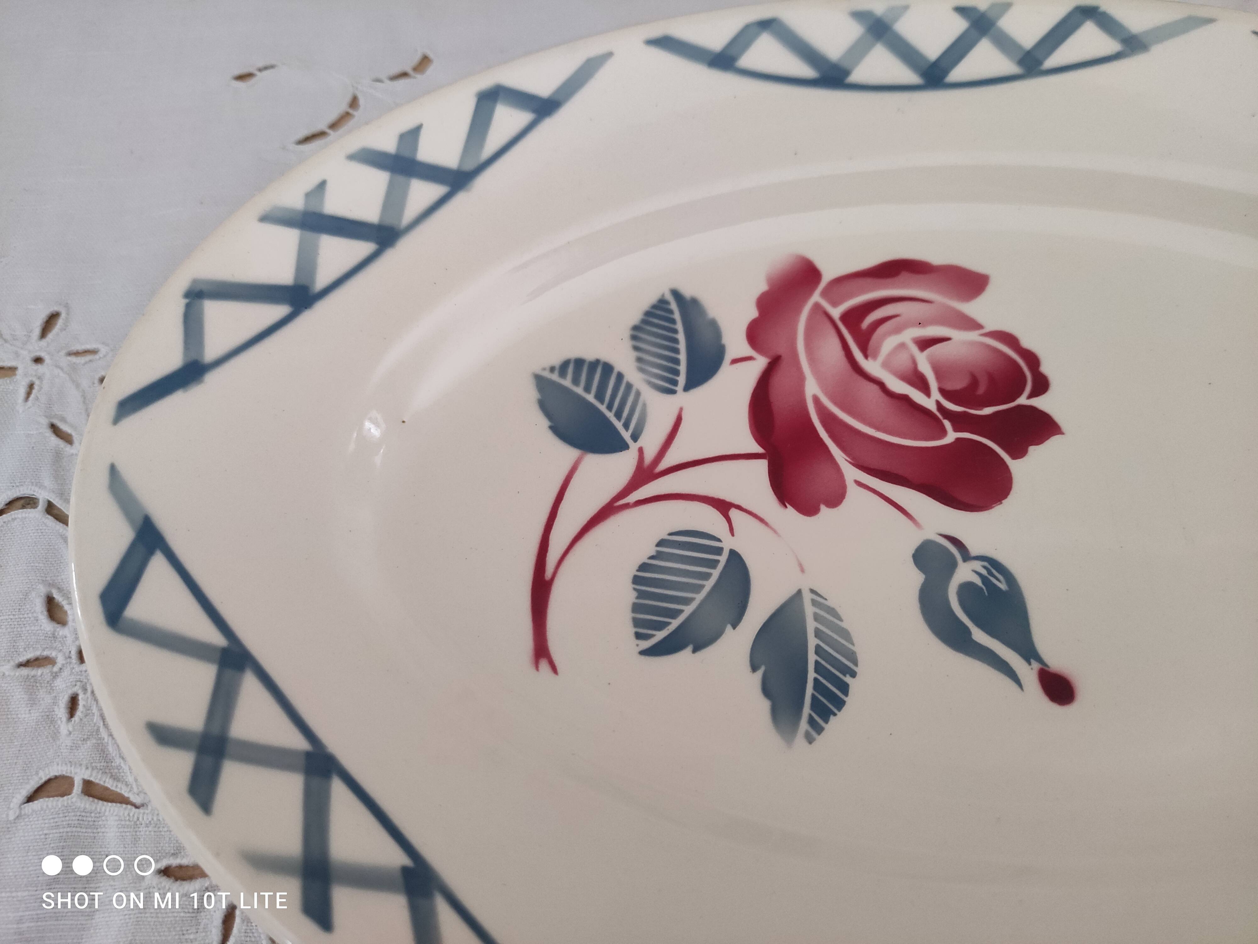 Oval dish in half-porcelain Badonviller red pink decoration and light gray blue braces
