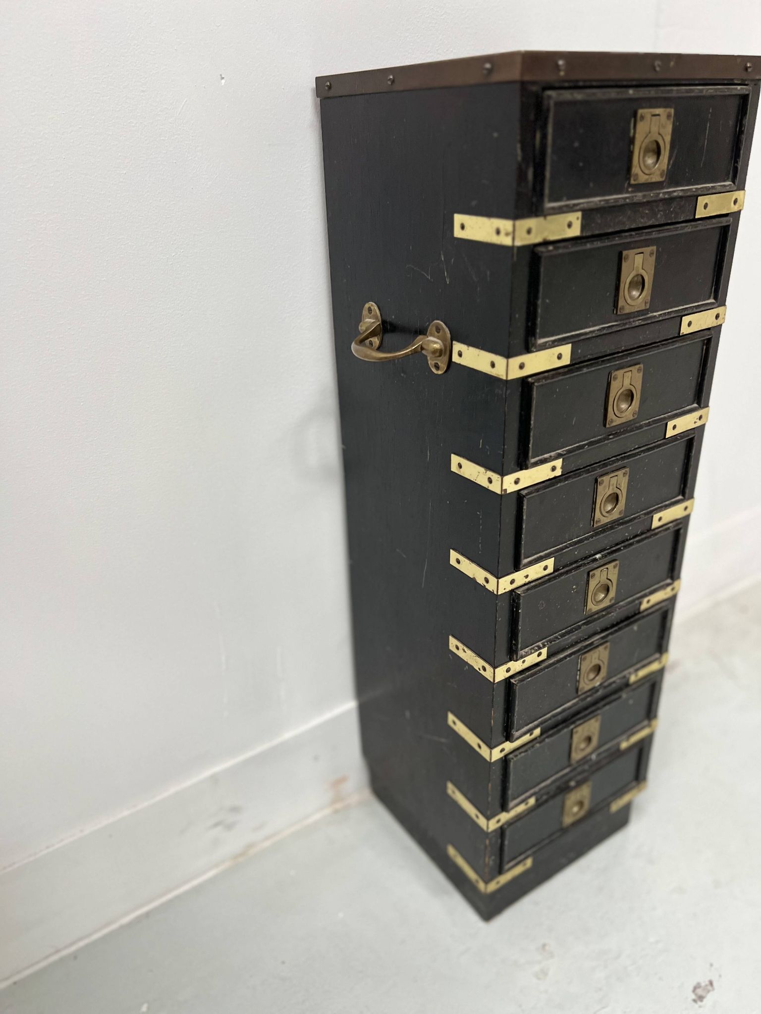 Meuble a huit petits tiroirs en bois noir XX Siècle