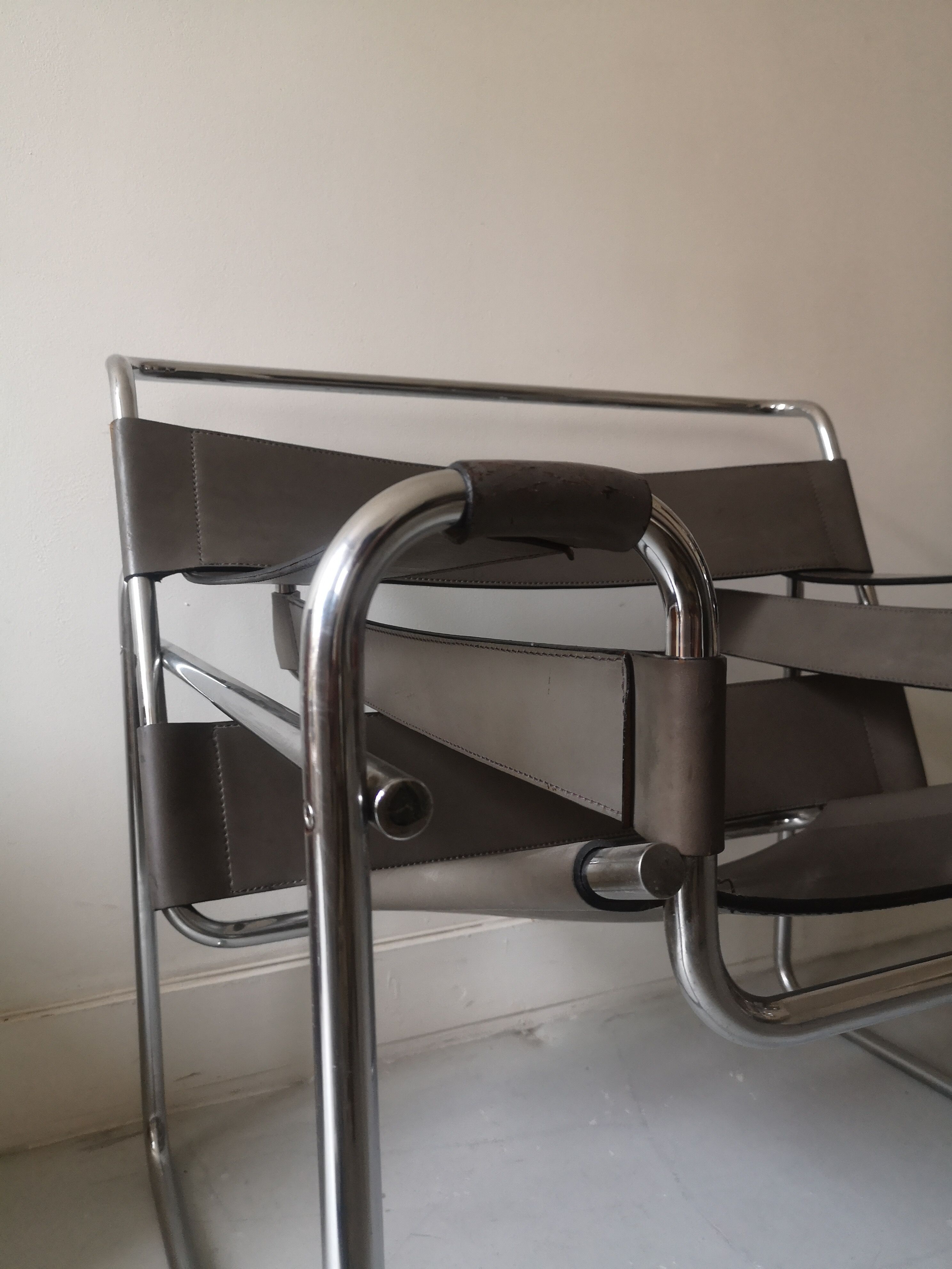 Fauteuil métal et cuir gris wassily par Marcel Breuer