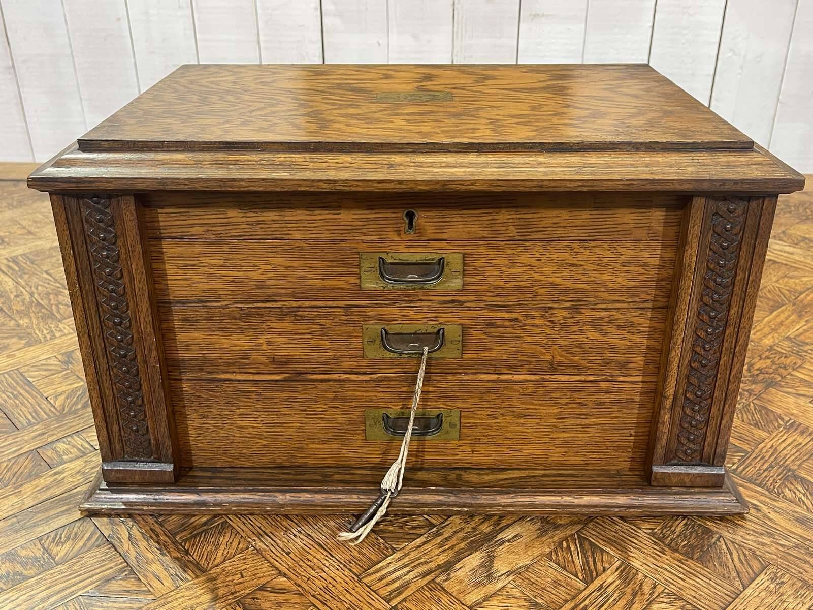 English silver-plated cutlery set in its oak box - early 20th century
