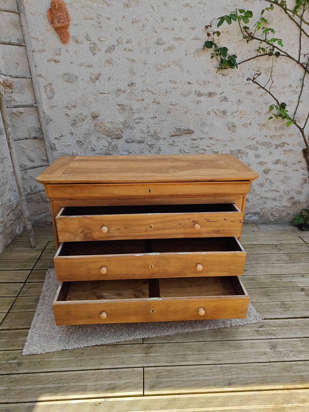 Walnut chest of drawers