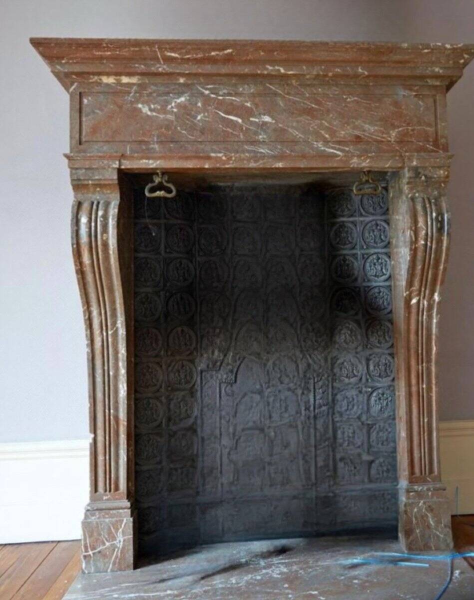 Impressive Napoleon III fireplace in Rance marble, around 1880.