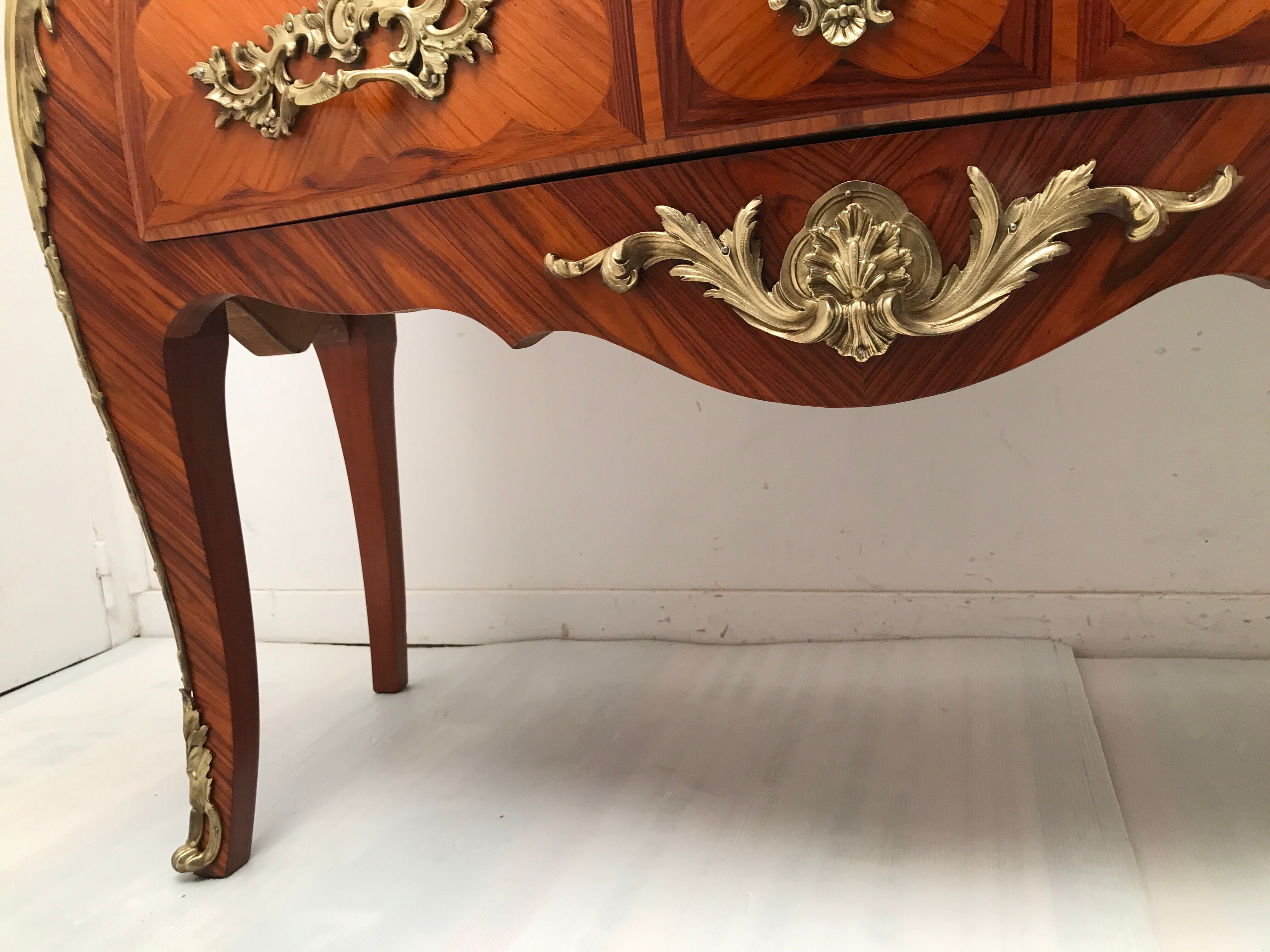 Commode de style Louis XV en placage d'acajou et bois de rose XX siècle