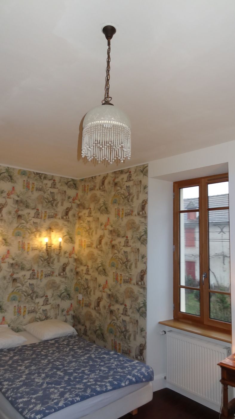 Vintage suspension in half shell speckled with pearls