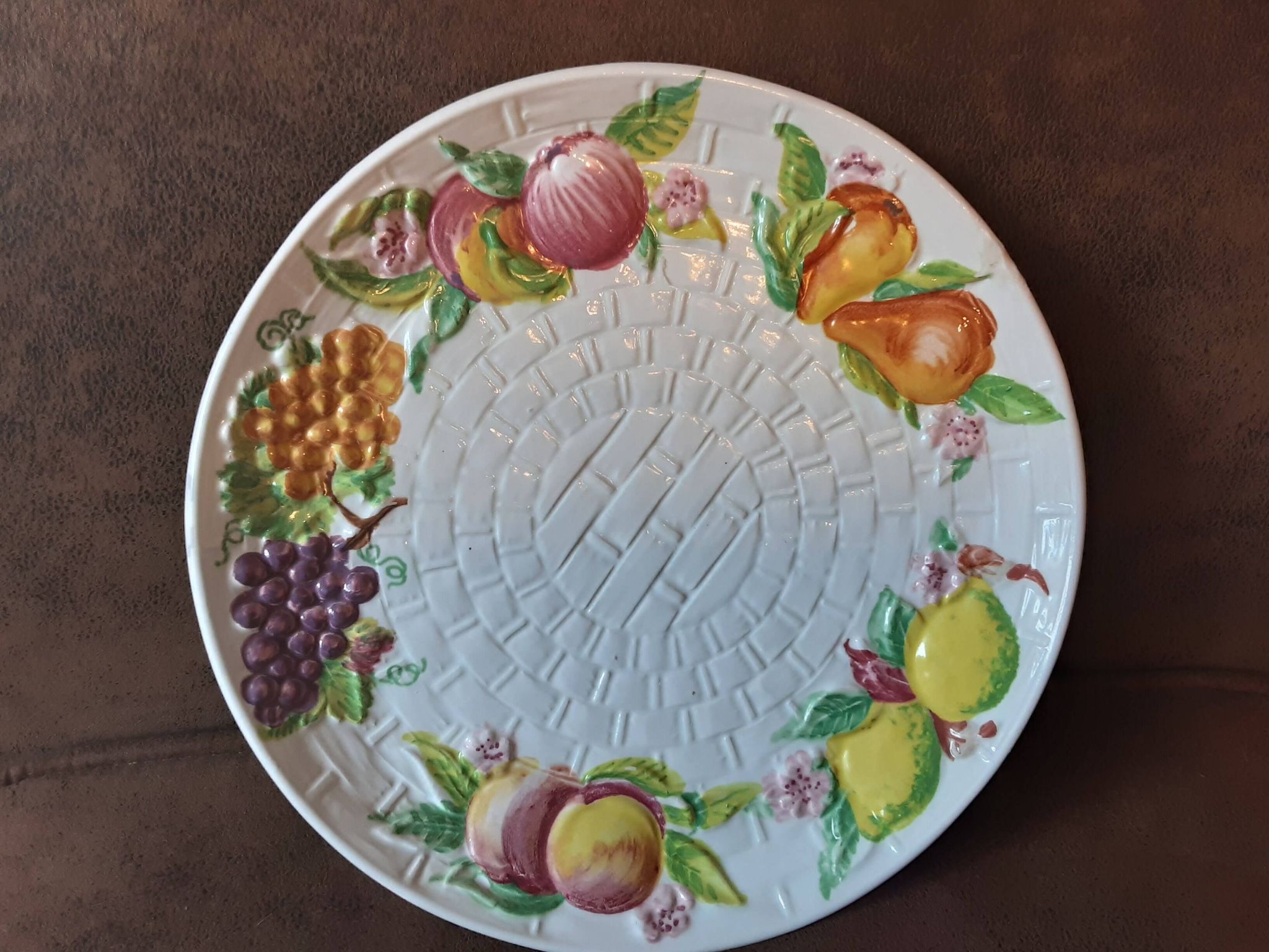 Drainer and its slippery-style plate