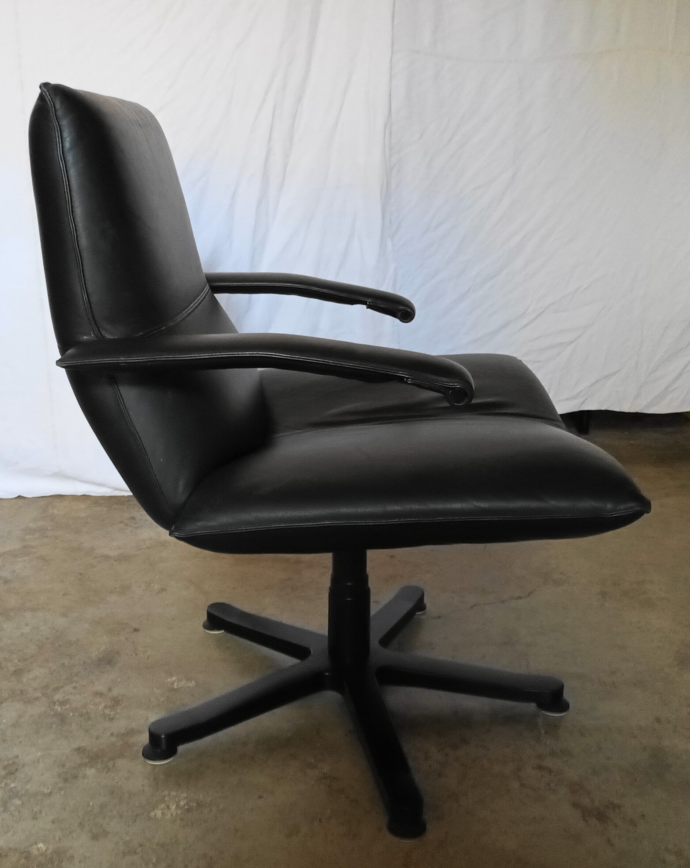 Office armchair in leather by Jean Louis Berthet pure Mobilier International, 80s